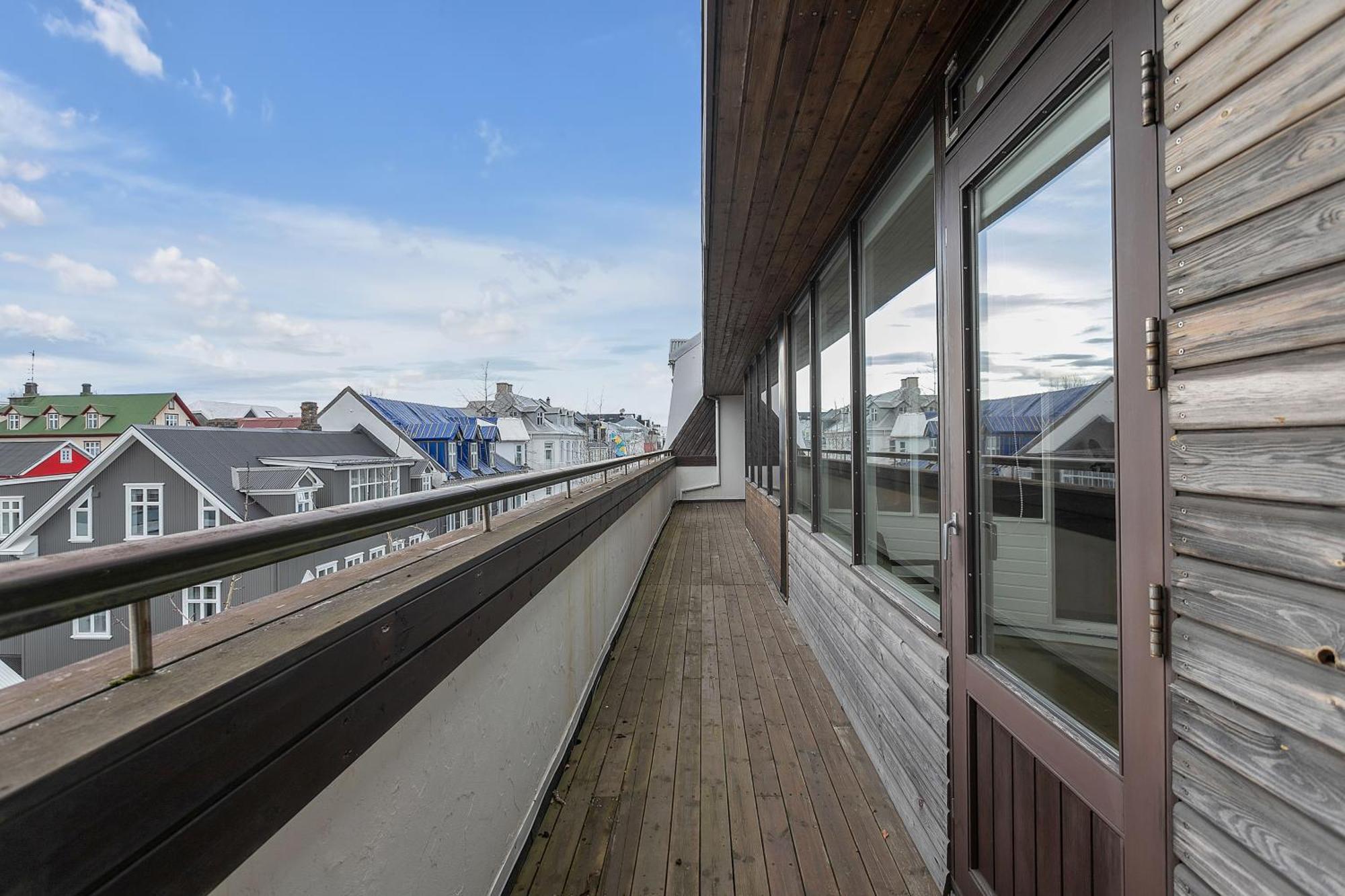 Penthouse Apt On The Shopping Street-Free Parking Reykjavik Bagian luar foto