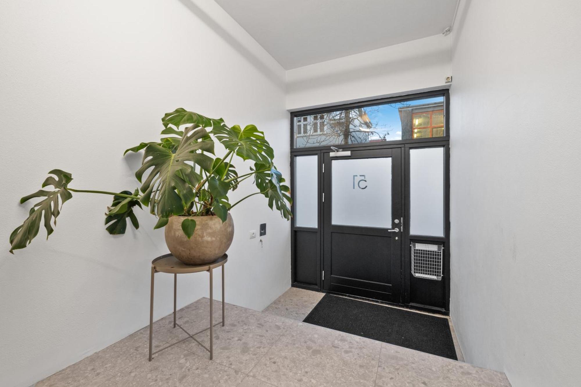 Penthouse Apt On The Shopping Street-Free Parking Reykjavik Bagian luar foto