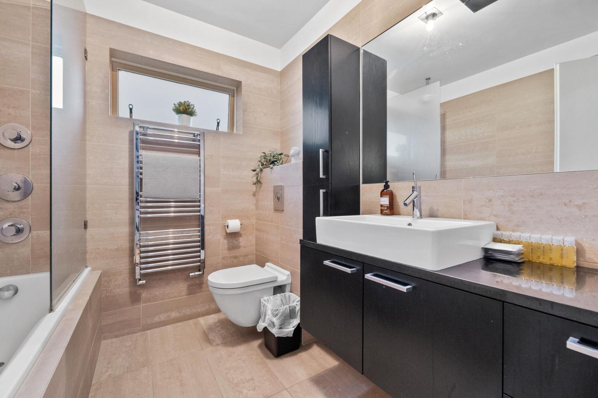 Penthouse Apt On The Shopping Street-Free Parking Reykjavik Bagian luar foto