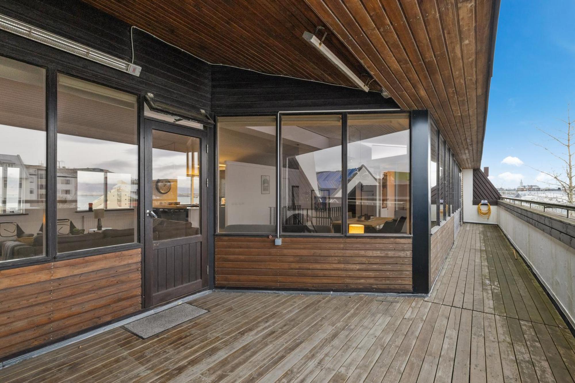 Penthouse Apt On The Shopping Street-Free Parking Reykjavik Bagian luar foto